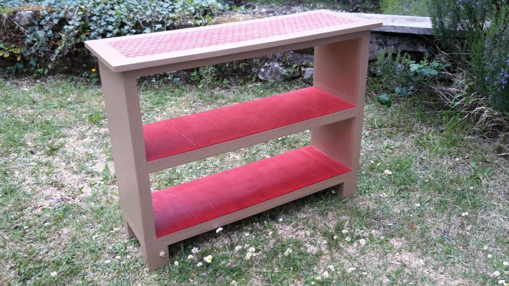 Petit banc à chaussures en carton